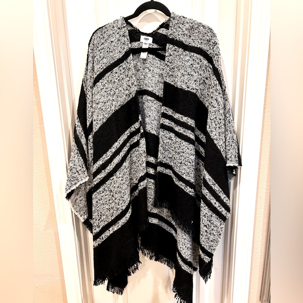 Black and grey shawl/ wrap. One size fits most.